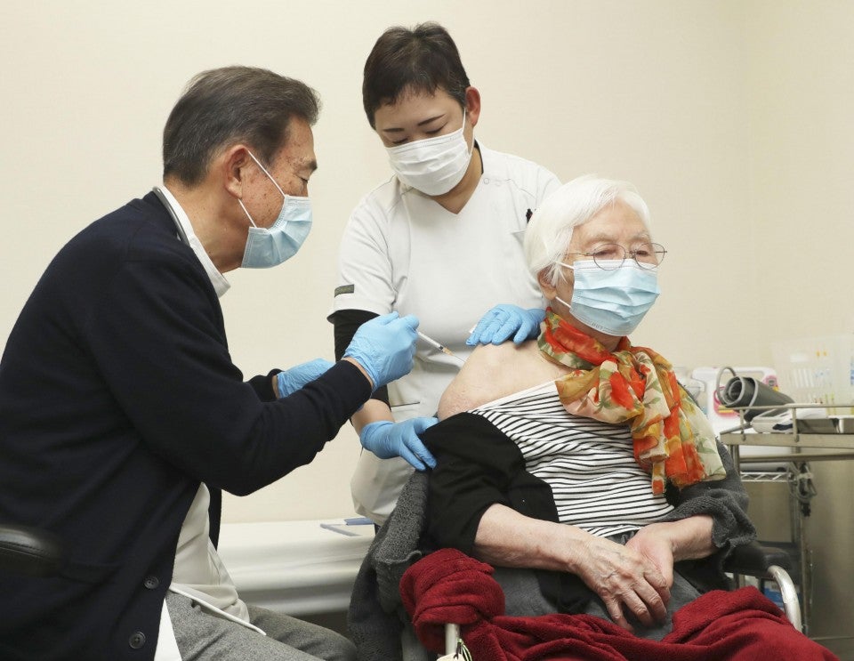 Old Lady Vaccine Covid 19 In Japan