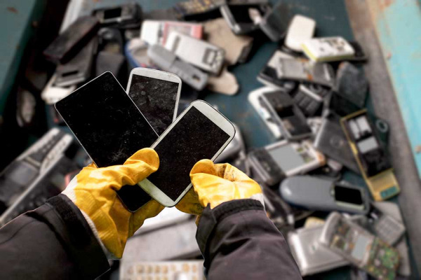 Handling E Waste Smartphones E1627709694383