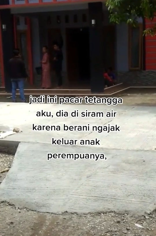 lelaki kena siram 1