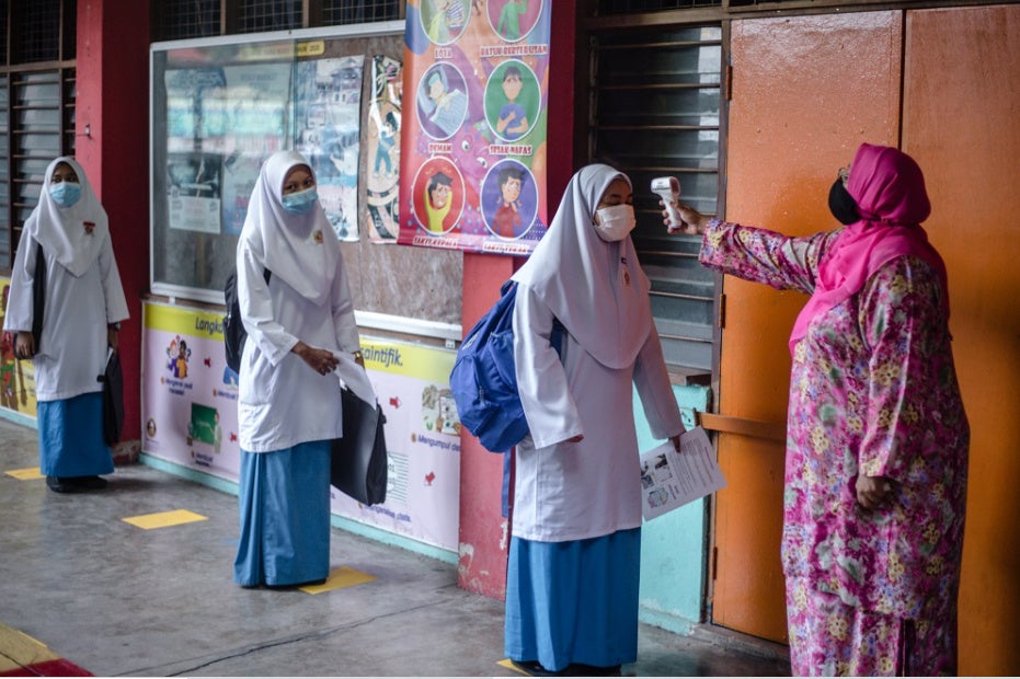 Pelajar Sekolah Scan Suhu