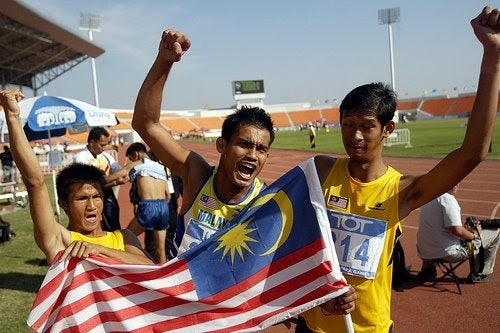 Raduan Pegang Bendera