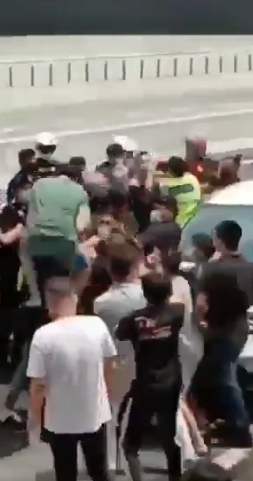 Video Orang Ramai Serang Polis 4
