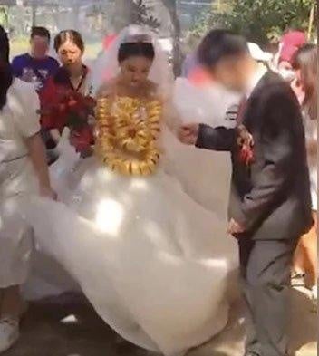 Pakai Emas 60 Kg Pengantin Wanita Ini Kesulitan Jalan Di Hari Pernikahannya