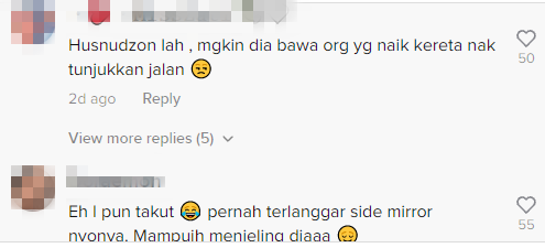 penunggang motor berhenti dengan kereta 2