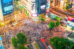 82664744 Shibuya Crossing From Top View At Twilight In Tokyo Japan