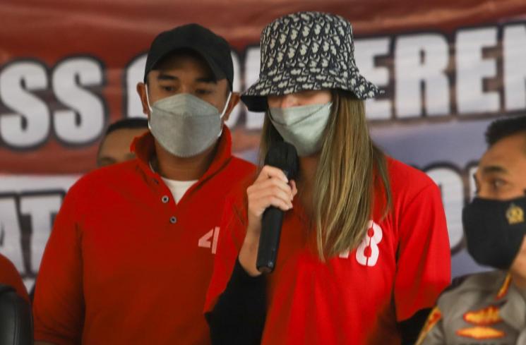 745x489 img 69407 ardie bakrie menguatkan istrinya nia ramadhani ketika menyampaikan permintaan maaf