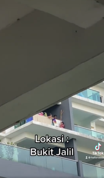kanak kanak berdiri diluar balkoni 3