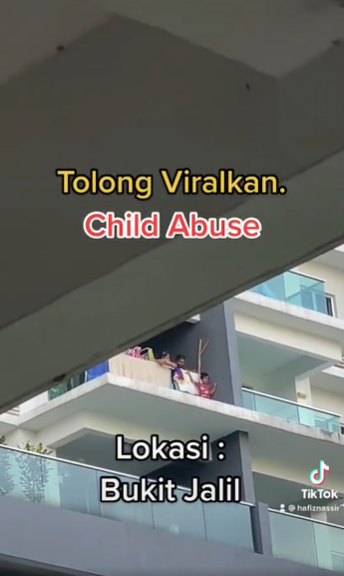 kanak kanak berdiri diluar balkoni