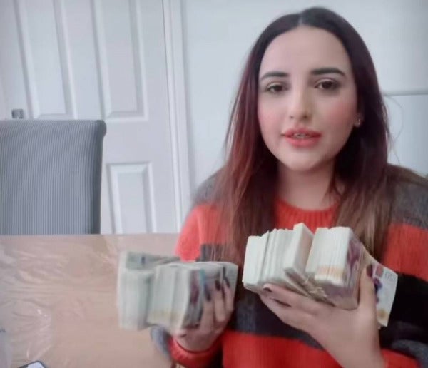 Hareem Shah Spotted With Heaps Of Money Here S Why 1641971966 1679 E1644029256734