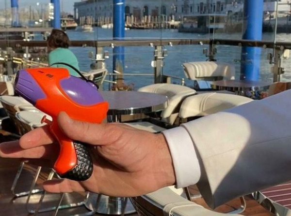 0 Some Hotels In Venice Provide Their Customers With Water Guns To Ward Off Pigeons And Seagulls e1648351127650