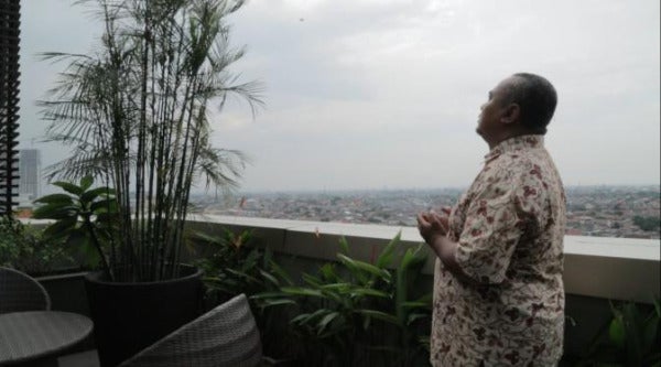 035860400 1486382885 Pawang Hujan Mencoba Mengalihkan Hujan e1648956100638