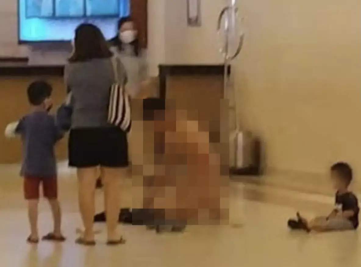 Msian suddenly goes naked and kneels down at Genting hotel lobby shocked many 01.png