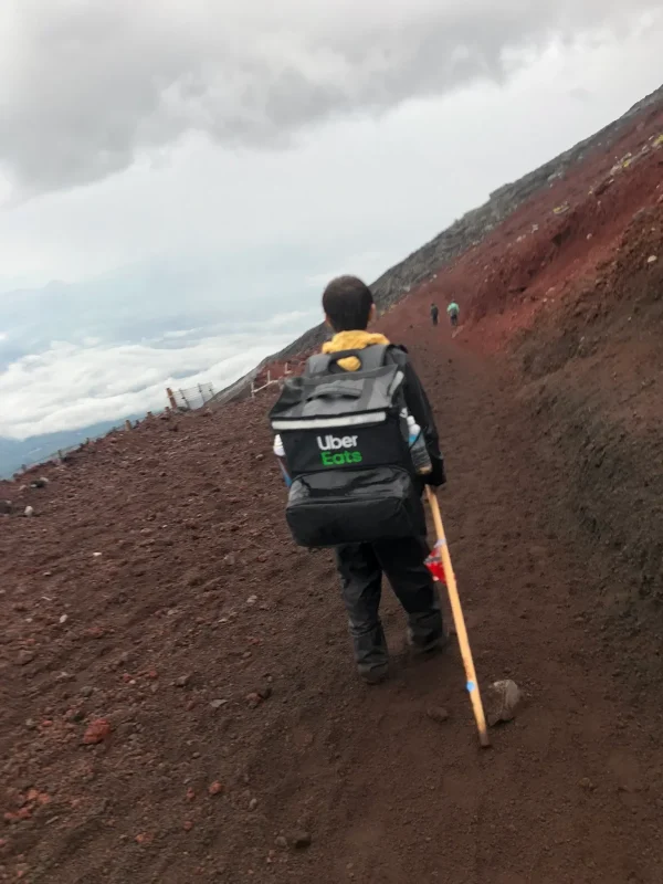 Delivery Rider Climbs Mount Fuji 2 E1661565497377