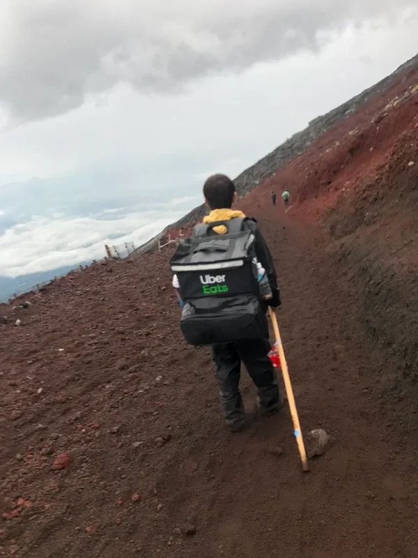 delivery rider climbs mount fuji 2 e1661565497377