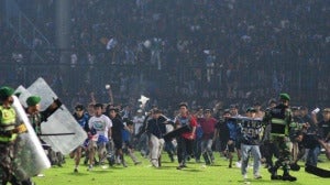 Suporter Arema FC Aremania turun ke lapangan seusai laga Arema FC melawan Persebaya