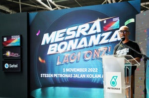 Norazlan Subaha Delivering His Speech At The Launch Of Mesra Bonanza Lagi Onz