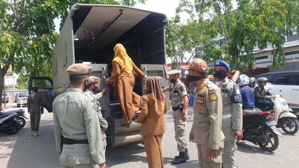 Polis Aceh Tahan Wanita Berpakaian Ketat