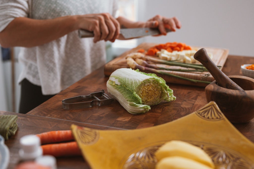 Lelaki Sedang Memotong Sayur