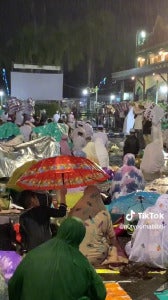 Payung Ibu Solat Dalam Hujan 3