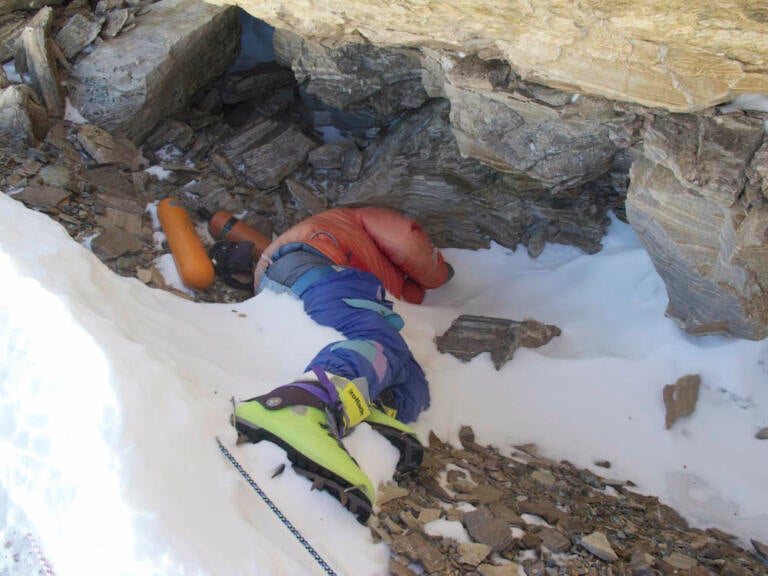 Dead Bodies On Everest Green Boots 768X576 1