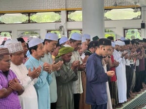 Pelajar Imamkan Jenazah Ibu