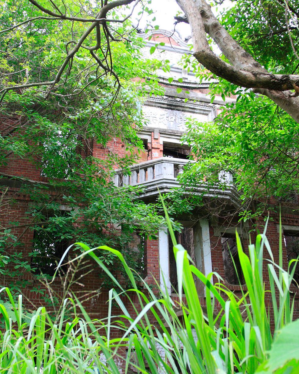 abandoned mansionold liu family mansion in green surroundings 1565967500