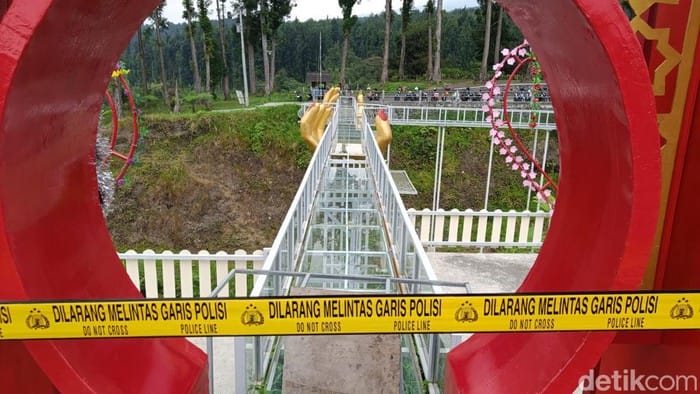 jembatan kaca the geong limpakuwus banyumas pecah hingga menewaskan 1 wisatawan rabu 25102023 169