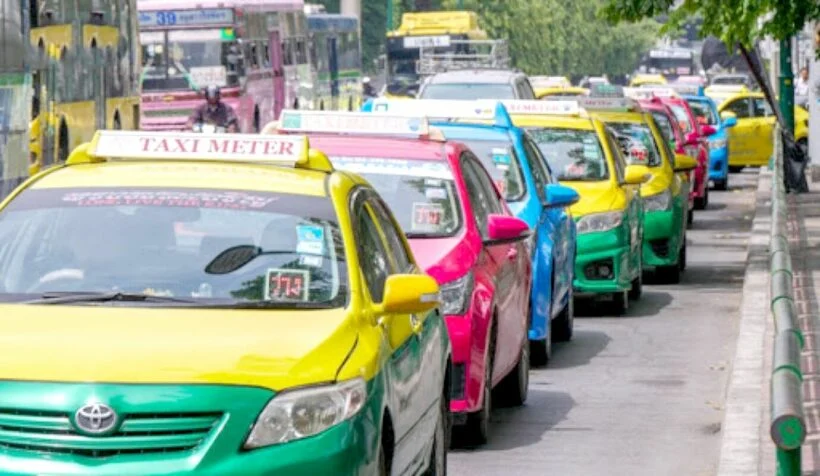 Phuket taxis fighting again as traditional taxi queues accuse ride hailing apps of stealing customers