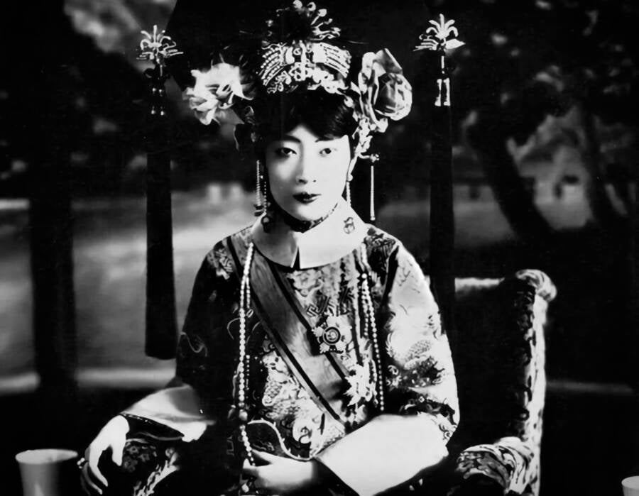 empress wanrong in regalia