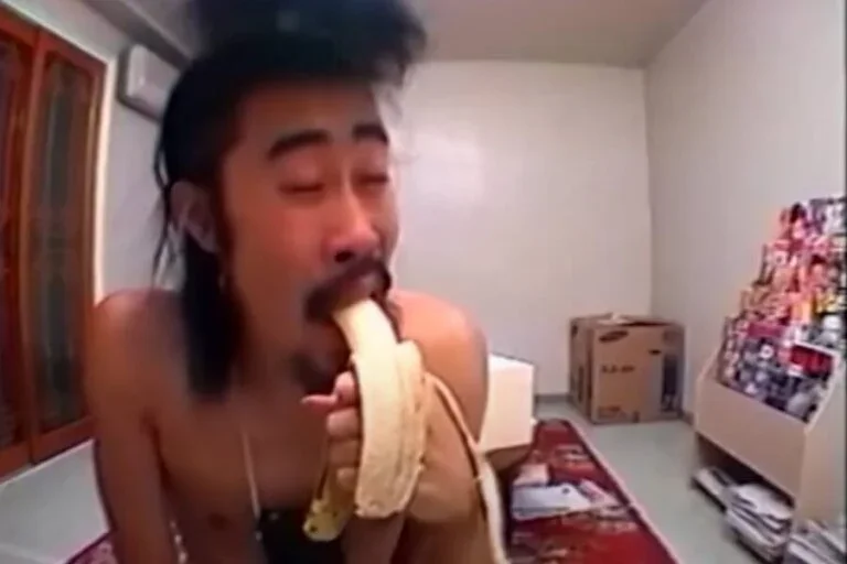 Nasubi Eating A Banana 768X512 1