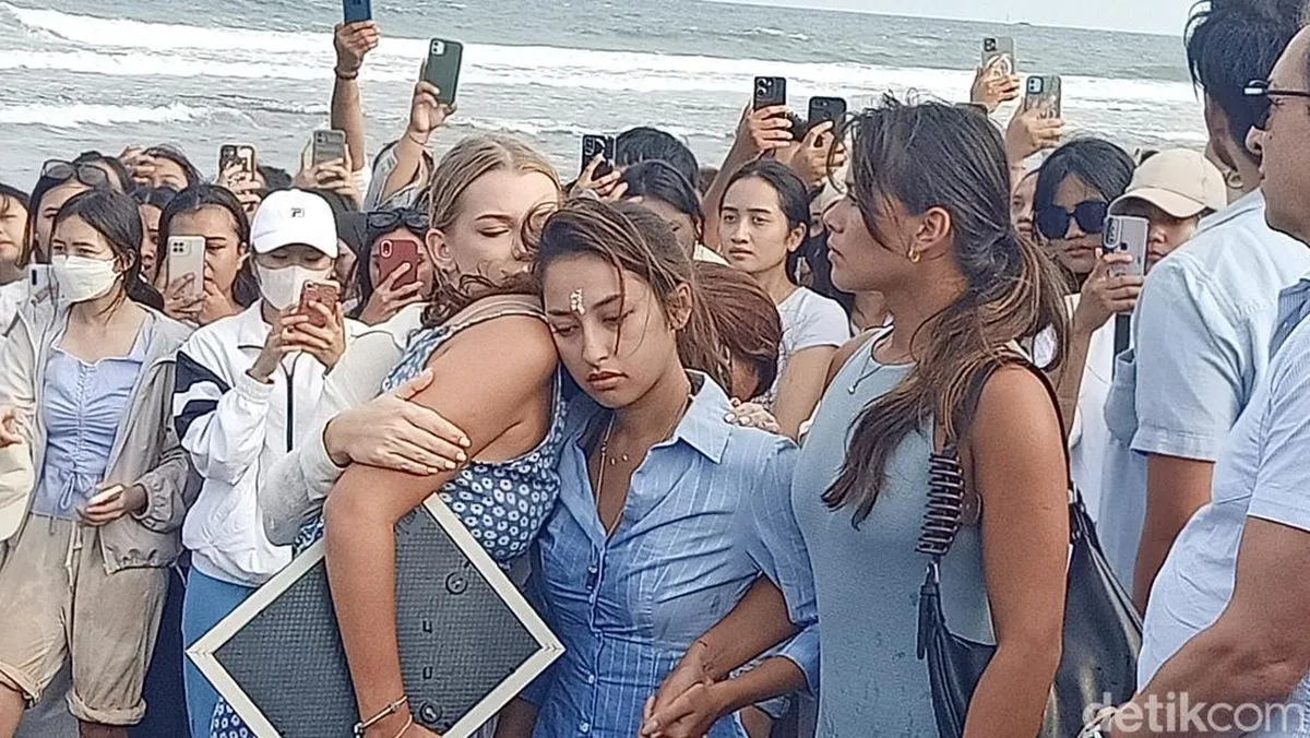 Jennifer Coppen Bersama Keluarga Hingga Fans Melaksanakan Prosesi Melarung Abu Yitta Dali Wassink Di Pantai Lembeng Desa Lembe 169