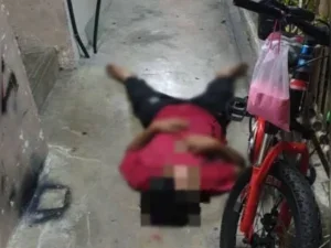 remaja tidur koridor