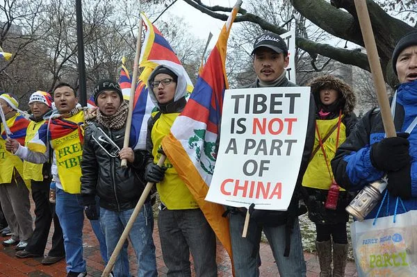 thediplomat students for a free tibet protesters marched to lafayette park from the chinese embassy in d.c. 自由西藏學生運動抗議者於美國華府從中國大使館遊行至拉法葉公園