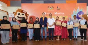 Tan Ming Kit Head Of Marketing And Business Intelligence At Shopee Malaysia And Yb Datuk Seri Dr. Dzulkefly Bin Ahmad Minister Of Health With Some Of The Recipients Of Pek Kasih Mama