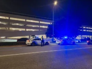 Anggota polis mengawal kawasan pusat beli belah di Setia Alam Shah Alam Selangor malam ini. Foto oleh ISKANDAR SHAH MOHAMED