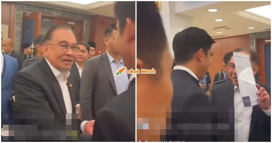 “Bella kena ada kat sebelah” – PMX Usik Syed Saddiq Masa Hadiahkan Baju Melayu Di Parlimen