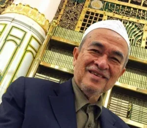 20220911 abdullah ahmad badawi on umrah in mekah in 2015 wider crop 2 Friends of BN Barisan Nasional facebook