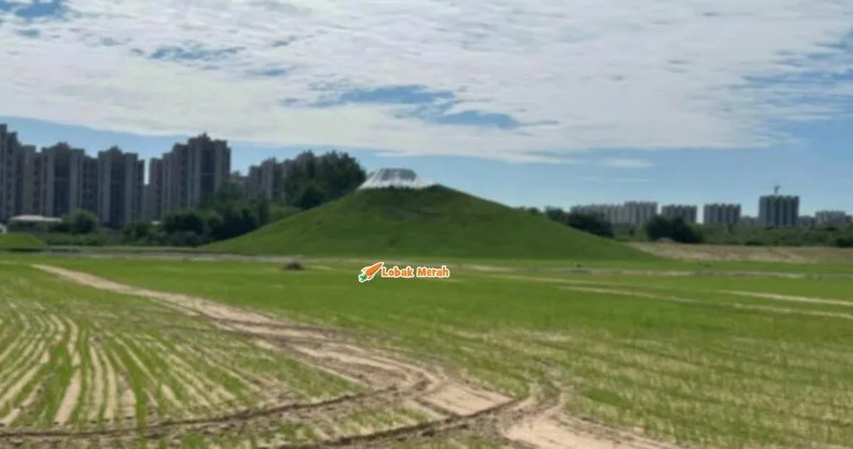Puncak Sebuah Bukit Di China Dicat Warna Putih Ala Gunung Fuji Di Jepun Tarik Perhatian Ramai