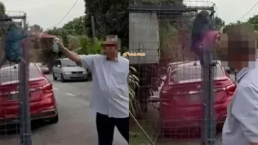 sembur cat pada monyet