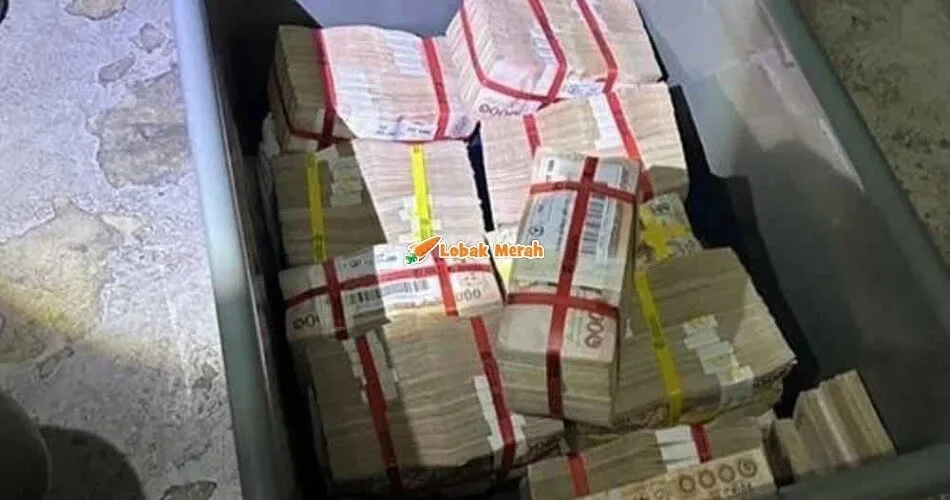 ⁠Penduduk Kondominium Tak Sangka Temui Wang Tunai RM1.5 Juta Di Tapak Pembuangan Sampah