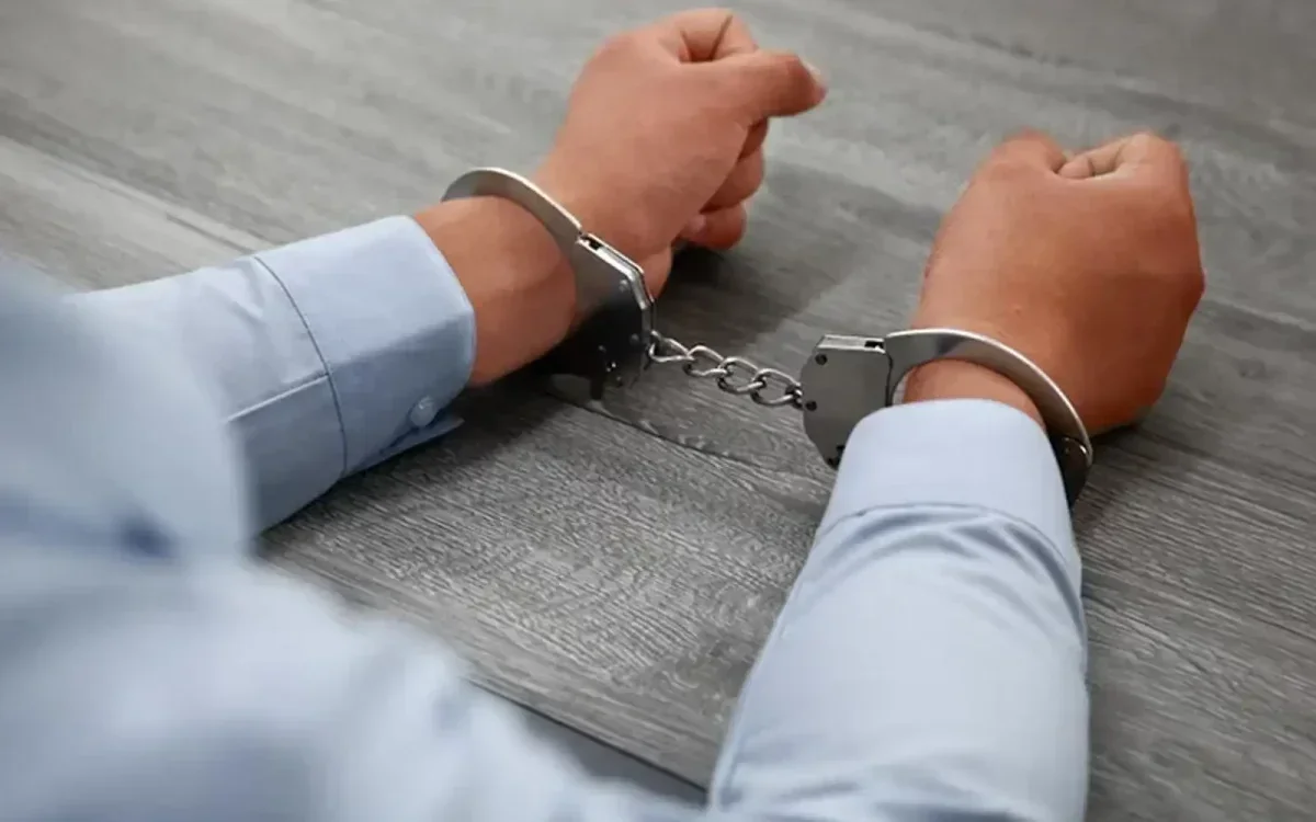 c11526d5 gari handcuff newsize freepikpic 210324