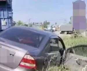 kanak kanak pandu kereta sehingga terbabas ke dalam longkang