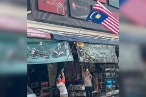 bendera terbalik kepala batas