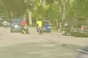 bergaduh guna kayu di tepi jalan