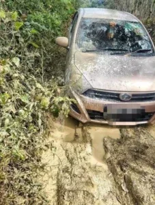 kereta tersangkut dalam lumpur