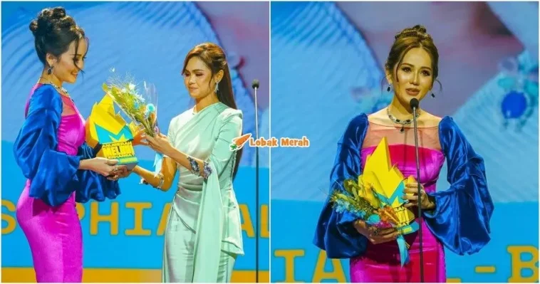 terima trofi dari bella astillah sophia albarakbah