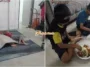 anak kembar tidur di kaki lima flat