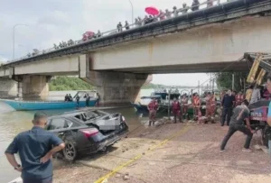 dua beradik maut kereta dinaiki tergelongsor ke dalam sungai