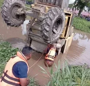 kejadian mesin padi terjatuh sungai