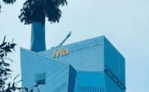 papan tanda maybank bangunan merdeka 118